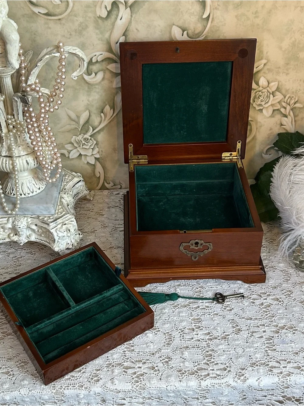 Bombay Jewelry Box locking with key, green velvet, removable tray ring holder
